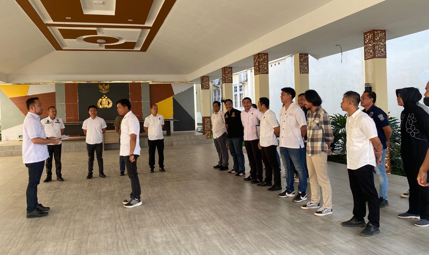 Kasat Reskrim Polres Batang Hari, AKP M. Fachri Rizky, S.Tr.K., S.I.K., M.H. Berikan Penghargaan kepada Penyidik Berprestasi