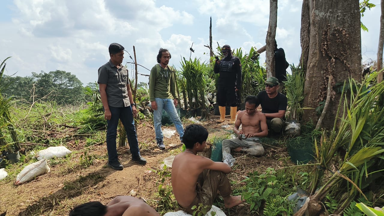 Cegah Perambahan Kawasan Tahura, Unit Tipidter Polres Batanghari Bersama Dinas Kehutanan Lakukan Himbauan di Dusun Senami